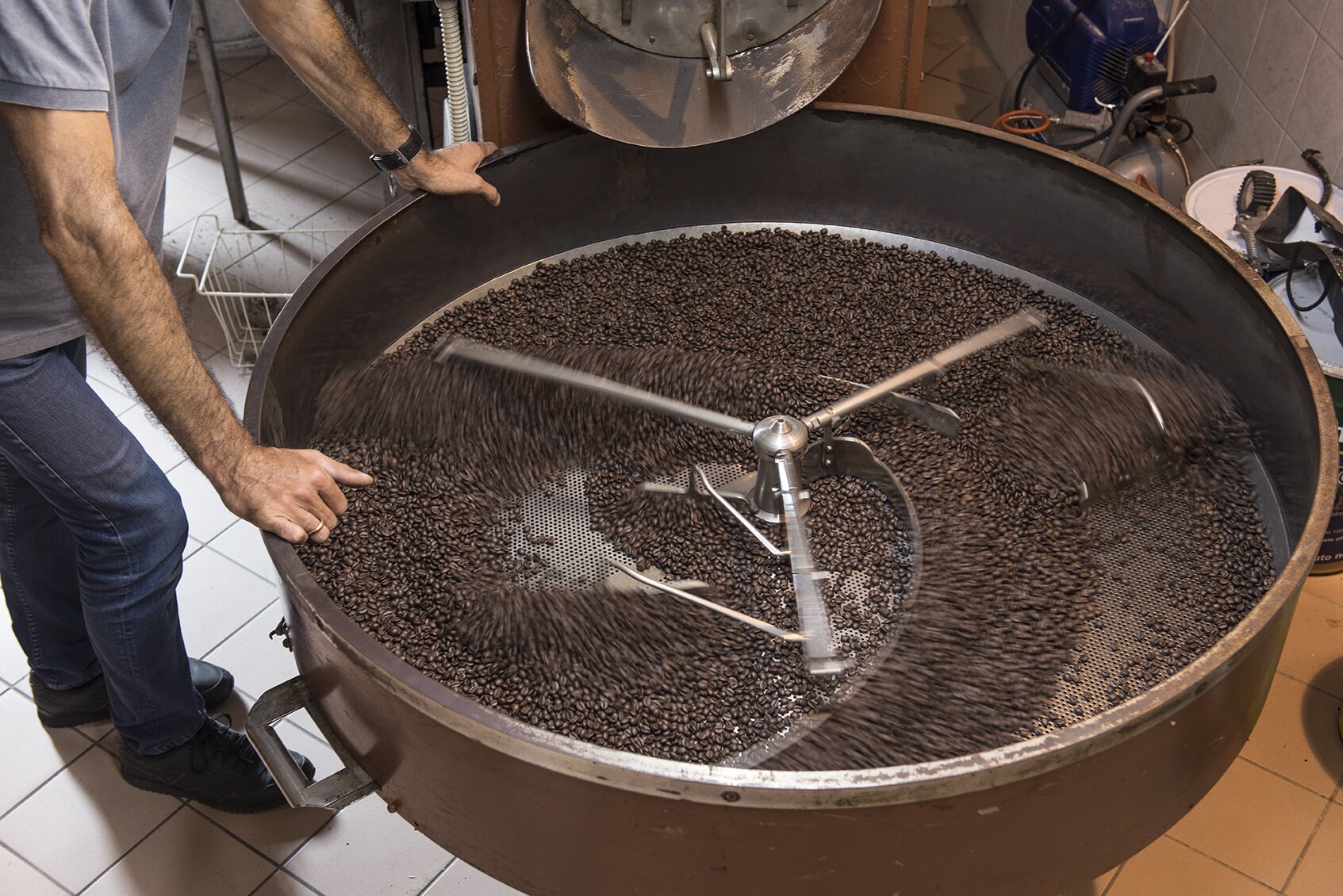 Lavorazione del caffè nella Torrefazione Delvecchio